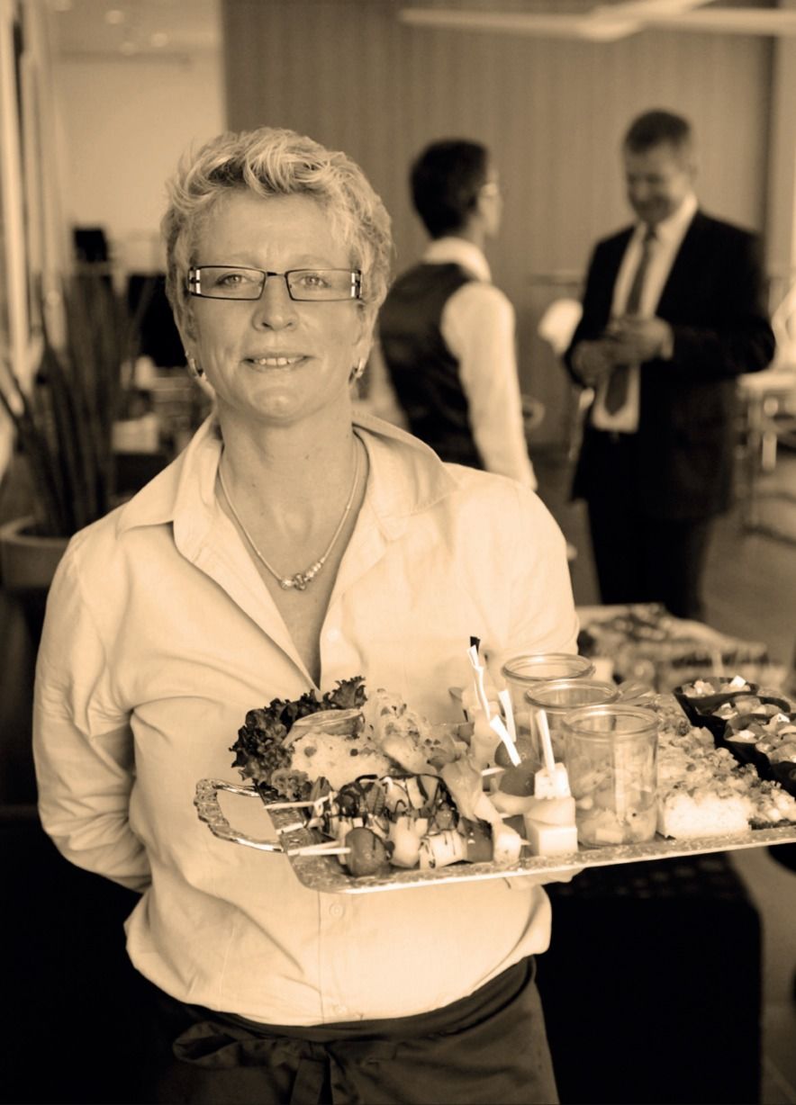 Astrid Schulze mit einer angerichteten Platte