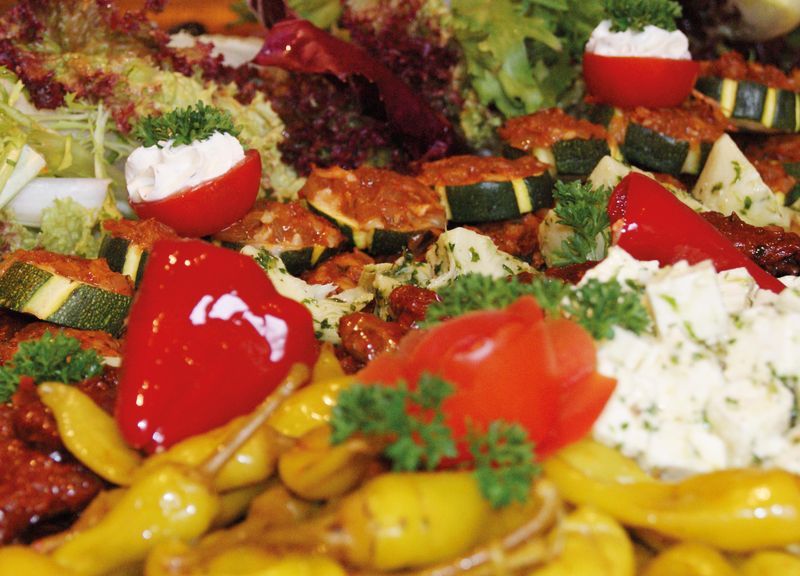 Antipasti mit Paprika, Peperoni und Frischkäse