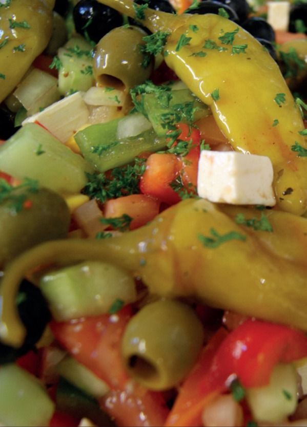 Salat mit Oliven, Peperoni, Gurke, Tomate und Schafskäse