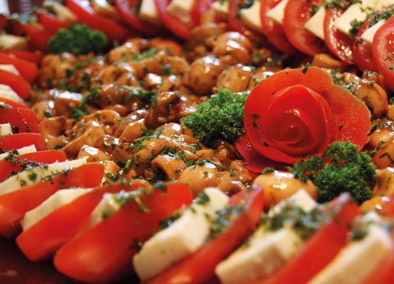 Caprese aus Tomate und Mozzarella mit eingelegten Champignons