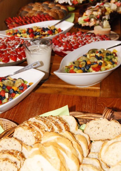 Dessertbuffet mit Cremes in Schalen
