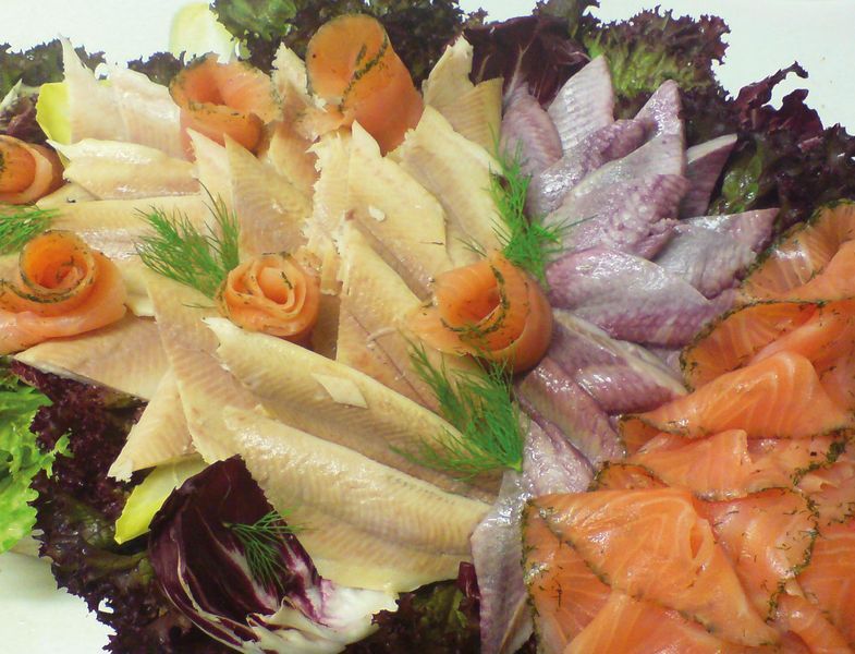 Fischplatte mit Lachsrosen und Forellenfilets
