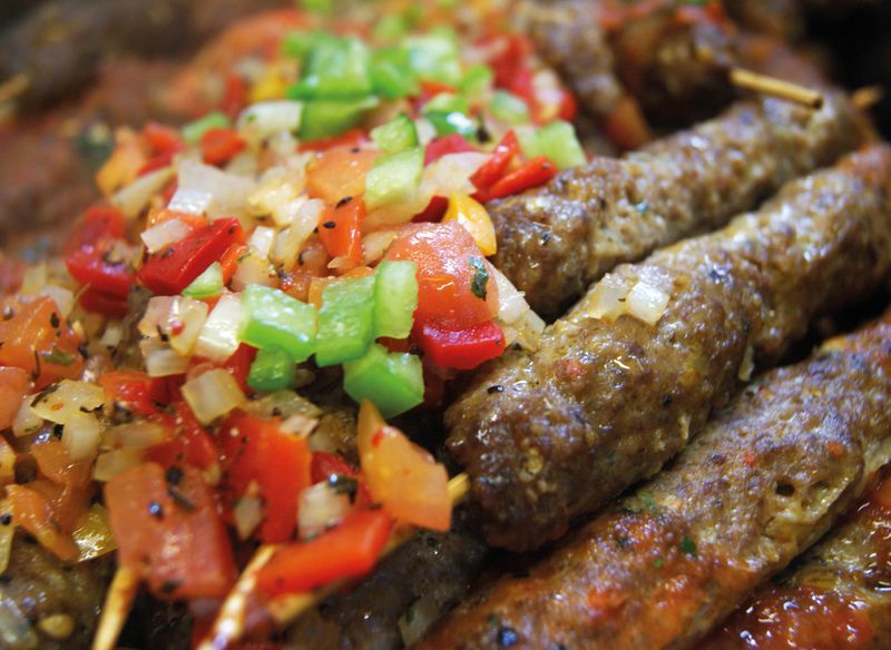 Bifteki-Spieße auf buntem Gemüse