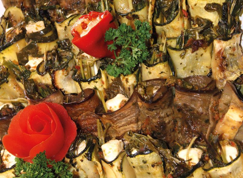 Involtini von Zucchini und Aubergine, garniert mit Tomatenrosen