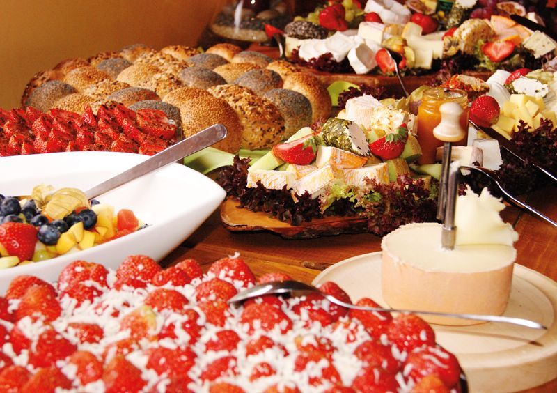 Käsesortiment mit Trauben und Früchten am Buffet