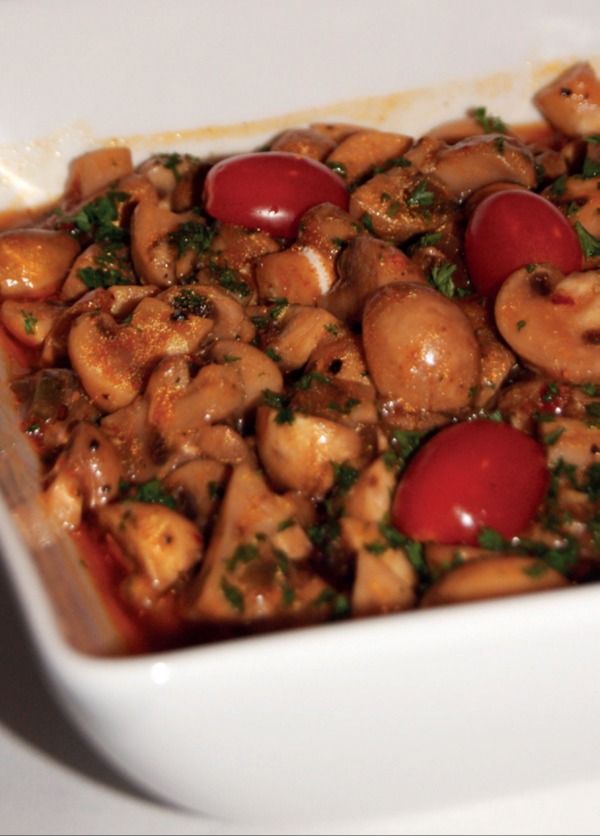 Marinierte Champignons mit Kirschtomaten in einer weißen Schale