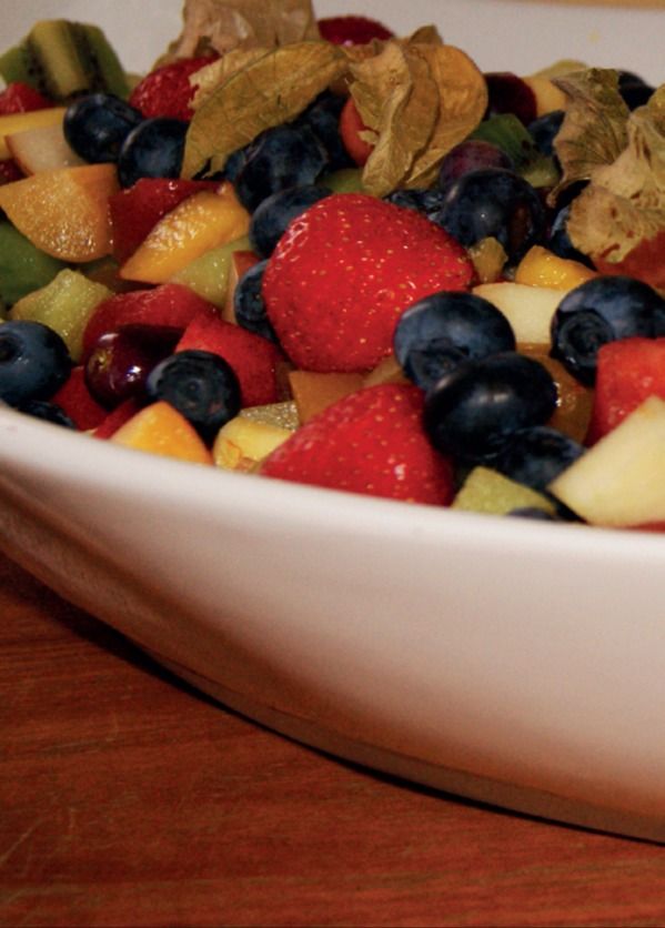 Schale mit Obstsalat aus Erdbeeren, Heidelbeeren und Physalis