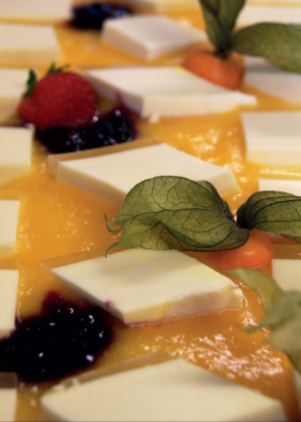 Panna cotta mit Fruchtspiegel und Minze