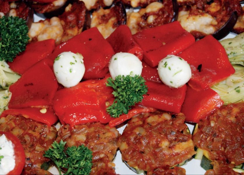 Gegrillte rote Paprika mit Mozzarellakugeln, davor überbackene Gemüsescheiben