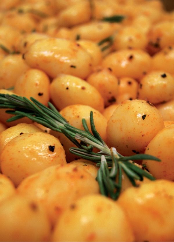 Rosmarinkartöffelchen mit frischem Rosmarin