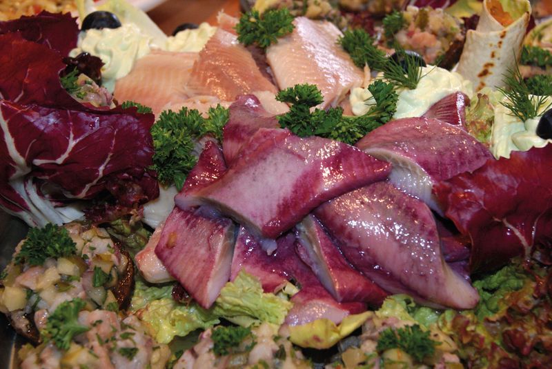 Rotweinmatjes auf Salatblättern