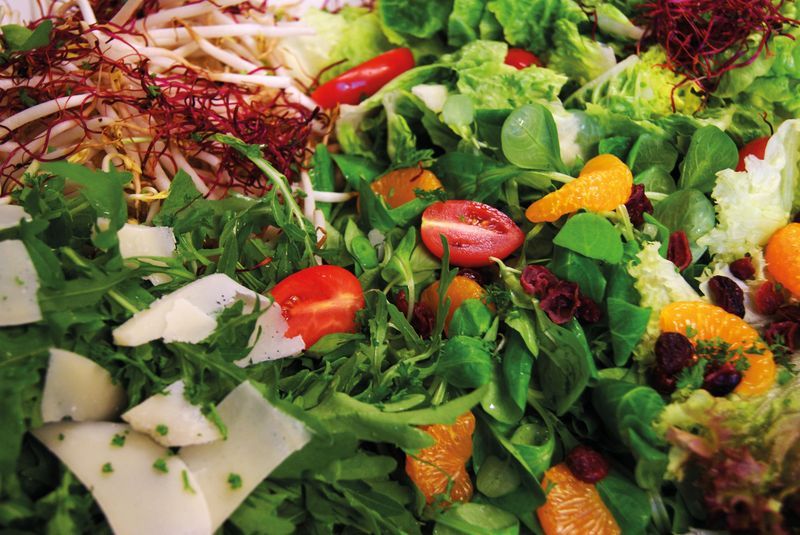 Bunter Salat der Saison mit Tomaten und Parmesan