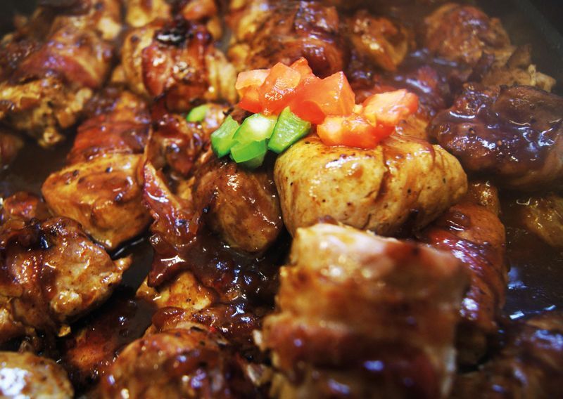Schweinefilet im Speckmantel mit Zwiebel-Pflaumen-Jus