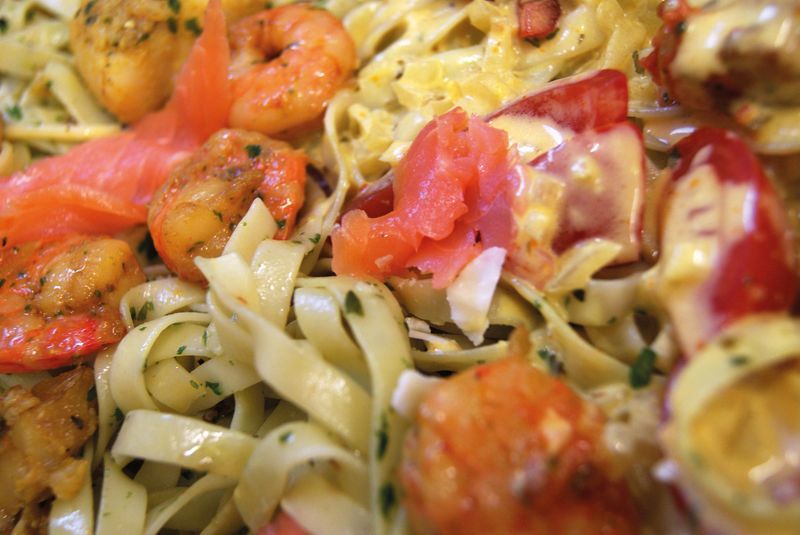 Tagliatelle mit Lachs und Garnelen