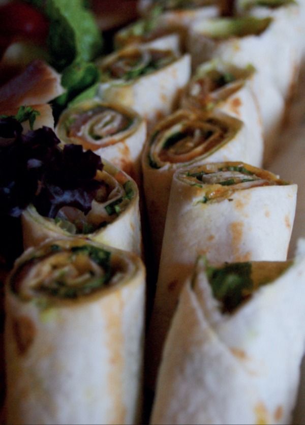 Aufgerollte Wraps, hochkant angerichtet